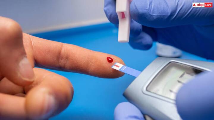 डायबिटीज की बीमारी के शुरुआती लक्षणों का अगर वक्त रहते ध्यान नहीं दिया गया तो इसे कंट्रोल करना बेहद मुश्किल होता है. इसलिए अगर आपको ऐसे कुछ लक्षण दिखाई दें तो ब्लड शुगर टेस्ट जरूर करवाएं.