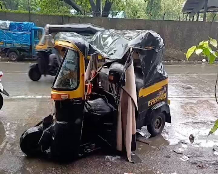 मुंबईप्रमाणेच पिंपरी चिंचवडमध्ये हिट अँड रनचा प्रकार सीसीटीव्हीत कैद झाला आहे. सुदैवानं यात एक महिला थोडक्यात बचावल्या आहेत, मात्र त्या जखमी झाल्याची माहिती मिळत आहे. पिंपरी गावात हा प्रकार काल दुपारी घडला. रस्त्याच्या बाजूनं चाललेल्या महिलेला कारनं समोरून येत धडक दिली.