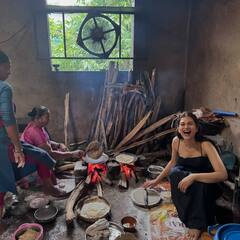 Shraddha Das : కట్టెల పొయ్యిపై రోటీలు చేస్తున్న శ్రద్ధాదాస్.. మోడ్రన్​ డ్రెస్​లో కిచెన్​లో హీట్​ పెంచేస్తోందిగా