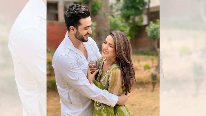 এই ছবি পোস্ট করার বেশ কয়েক ঘণ্টা পর আরও একটি ছবি পোস্ট করেন আলি। সঙ্গে অনুরাগীদের উদ্দেশে লেখেন সতর্কবার্তা। তিনি লেখেন, 'বন্ধুরা দয়া করে ব্যবহারের আগে নিজেদের লেন্স ভাল করে দেখে নিন, এবং যদি সম্ভব হয় এগুলো এড়ানোর চেষ্টা করুন। Lasik করিয়ে নিন... নিজের চোখের যত্ন নিন।'
