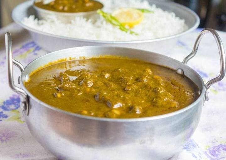 Aluchi Patalbhaji: Typical sweet sour Maharashtrian curry made with Colocasia leaves, and enriched with cashew nuts, peanuts, and chana dal. It is served with ghee and steaming hot rice. (Image Source: Pinterest/KaliMirchBySmita)