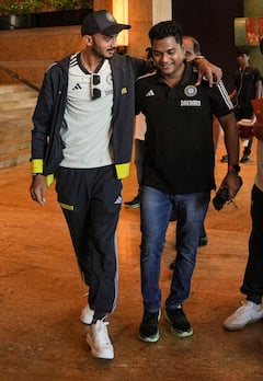 Hardik Pandya : सूर्याच्या नेतृत्त्वात भारताच्या यंग ब्रिगेडची श्रीलंका मोहीम सुरु, हार्दिक पांड्याची विमानतळावर खास व्यक्तीला मिठी