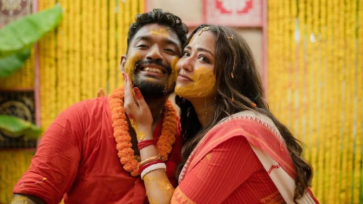 Shovan-Sohini:  আলাদা-আলাদা নয়, একসঙ্গেই গায়ে হলুদ সেরেছেন শোভন সোহিনী। কলকাতার বাইরে একটি খামারবাড়িতেই হয়েছে যাবতীয় বিয়ের উৎসব-আয়োজন।