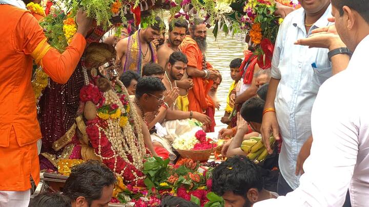 सावन के पहले सोमवार भगवान महाकाल मन महेश के रूप में प्रजा को दर्शन दिए. महाकालेश्वर मंदिर के बाहर जब सवारी निकली तो भगवान महाकाल को पुलिस विभाग द्वारा गॉड ऑफ ऑनर दिया गया, जिसके बाद परंपरागत मार्ग से होती हुई सवारी रामघाट पर पहुंची.