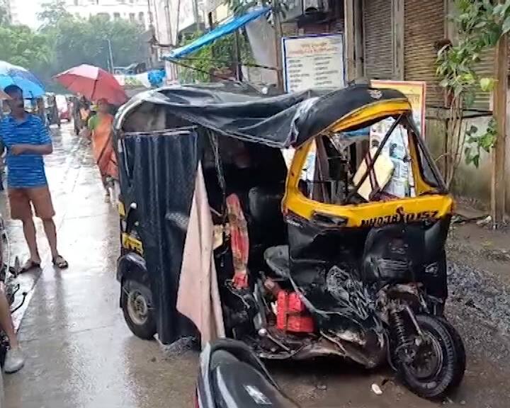 मुंबईतील मुलुंडमध्ये हिट अँड रनची घटना घडली आहे. एका ऑडी कारनं दोन रिक्षाचालकांना धडक दिली आहे. यामध्ये चालक आणि प्रवासी गंभीररित्या जखमी झाले आहेत.