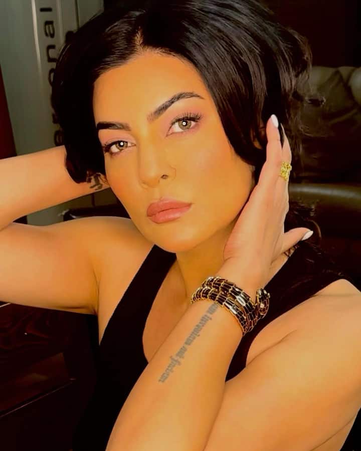 रिया चक्रवर्तीने सुष्मिता सेनला विचारले की तिला कोणीतरी आवडते का? त्यावर अभिनेत्री म्हणाली, 'नाही, मला सध्या कोणामध्येही रस नाही. मी ब्रेक घेतला हे चांगले आहे.