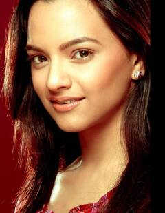 इस हसीना ने SRK की फिल्म से किया था डेब्यू, नेशनल अवॉर्ड भी जीता, बॉलीवुड छोड़ अब चला रही सैलून, जानें कौन हैं ये