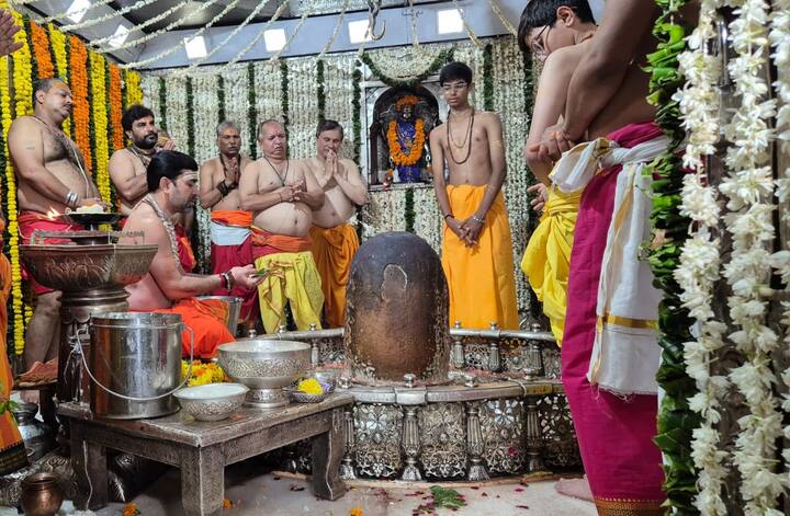 आज ही भगवान महाकाल की सवारी भी निकलेगी. इस बार कुल सात सवारियां निकलेंगी. इस दौरान श्रद्धालुओं को कोई परेशानी न हो इसको लेकर भी जिले कलेक्टर के निगरानी में तैयारी की गई है.