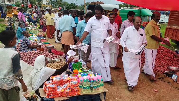 AIADMK suddenly entered the weekly market chanting that Chief Minister Stalin should resign handing them pamphlets TNN காஞ்சிபுரம் சந்தையில் திடீரென புகுந்த அதிமுகவினர்.. திகைத்த பொதுமக்கள்.. நடந்தது என்ன ?