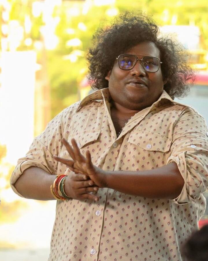சின்ன கதாபாத்திரத்தில் நடிக்க தொடங்கி, காமெடியனாக மாறி, படத்தின் முன்னணி கதாபாத்திரத்தில் நடிக்கும் வாய்ப்பும் கிடைத்தது.