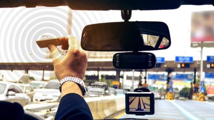 कई बार यह देखने को मिला है कि कई वजहों से गाड़ी पर लगा फास्टैग स्टीकर खराब हो जाता है. ऐसे में फास्टैग को बदलवाना पड़ता है.