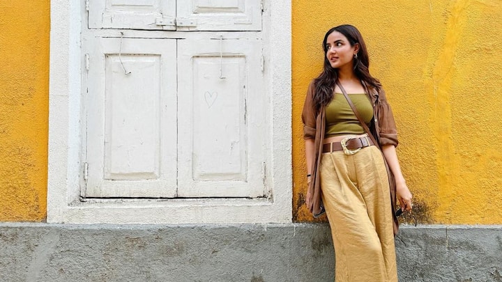 'কর্নিয়াল ড্যামেজ'-এর সাধারণ কিছু উপসর্গ রয়েছে। যার মধ্যে তীক্ষ্ণ, ধাক্কা দেওয়ার মতো প্রচণ্ড যন্ত্রণা যা বারবার চোখ মিটমটি করার ফলে বা আলোয় বাড়তে পারে। চোখ লাল হওয়া, দৃষ্টিশক্তি ঝাপসা হওয়া বা অন্ধকার হয়ে যাওয়া, আলোয় অসহ্য লাগা, চোখ থেকে বেশি জল পড়া বা একেবারে শুকিয়ে যাওয়া এবং চোখ থেকে মিউকাসের মতো জিনিস বের হওয়া।