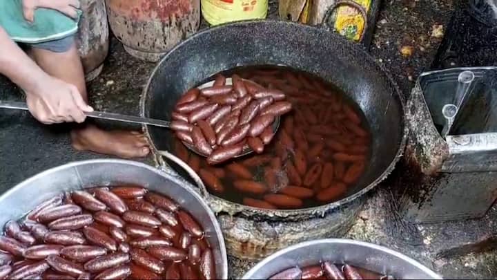 অন্য একটা পাত্রে জল আর চিনি দিয়ে ফুটতে দিন। এর মধ্যে এলাচ গুঁড়ো মিশিয়ে নিন।