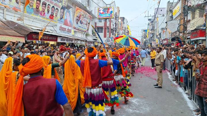 जहां शिप्रा के जल से भगवान महाकाल का अभिषेक किया गया. इसके बाद भगवान महाकाल की आरती हुई और फिर सवारी परंपरागत मार्ग से गोपाल मंदिर पहुंची. जहां हरि और हर का मिलन हुआ जिसके बाद भगवान महाकाल एक बार फिर पालकी में सवार होकर महाकालेश्वर मंदिर पहुंचे.