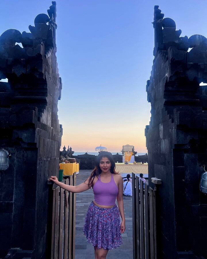 సినిమాలతో ఎంత బిజీగా ఉన్న ఈ భామ తరచూ సోషల్ మీడియాలో సందడి చేస్తూనే ఉంటుంది. తరచూ చిట్టిపొట్టి దుస్తుల్లో ఫుల్ గ్లామర్ షో చేస్తుంది. దీంతో నెట్టింట ఈ భామ ఫుల్ క్రేజ్ సంపాదించుకుంది. Image Credit: IswaryaMenon/ Instagram