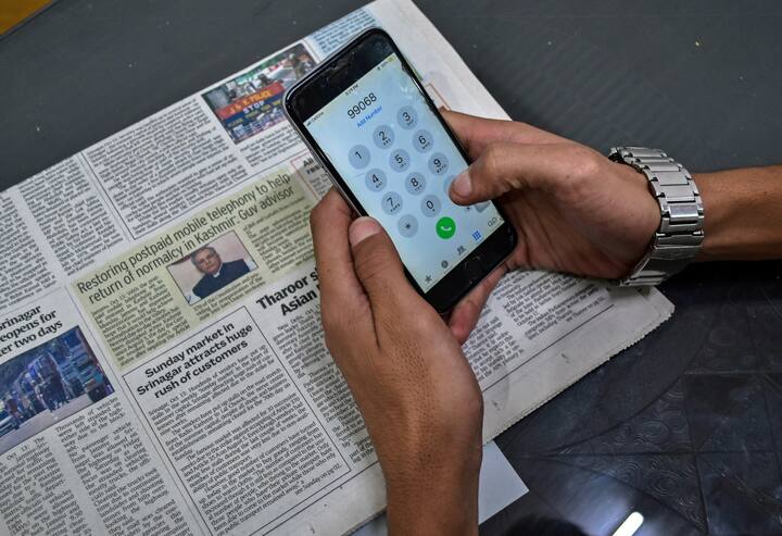 ફોન નેટવર્ક જતું રહેવાના કારણે, તમે ન તો કોઈને કૉલ કરી શકો છો, ન તો મેસેજ મોકલી શકો છો અને ન તો ઈન્ટરનેટનો ઉપયોગ કરી શકો છો. તેની પાછળ ઘણા કારણો હોઈ શકે છે. તો ચાલો જાણીએ કે ફોનમાંથી નેટવર્ક કેવી રીતે ગાયબ થઈ જાય છે અને તેને ઠીક કરવા શું કરવું જોઈએ.