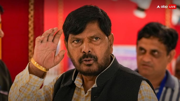 Ramdas Athawale reacts as uddhav thackeray challenged deputy cm devendra fadnavis केंद्रीय मंत्री रामदास अठावले का बड़ा बयान, '...तो महाराष्ट्र का अगला CM मैं बनूंगा'