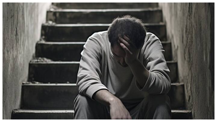 उदासी और निराशा: लगातार उदास और निराश महसूस करना, जिससे जीवन में किसी भी चीज में खुशी नहीं मिलती.