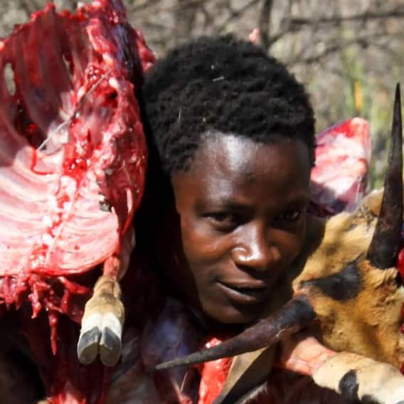 खून में सना कच्चा मांस को खाते हैं यहां के लोग