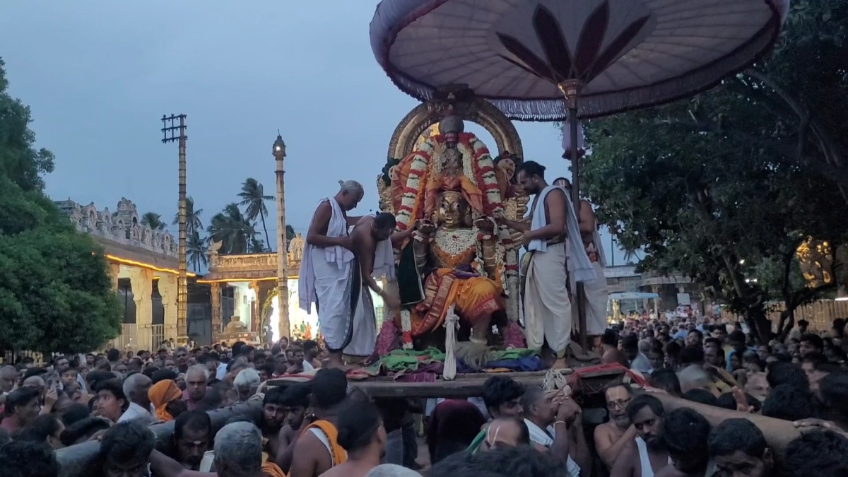 Aadi Garuda sevai:  காஞ்சிபுரம் வரதராஜ பெருமாள் கோயில்.. ஆடி கருட சேவை கோலாகலம்..