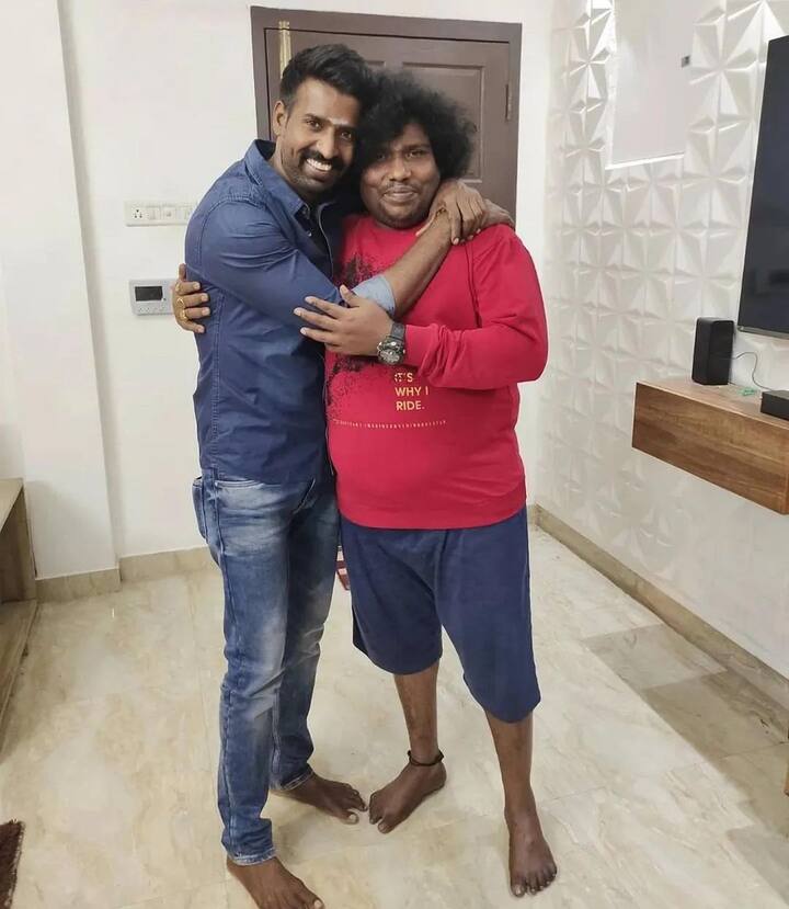 பையா, கலகலப்பு போன்ற படங்களில் சின்ன சின்ன கதாபாத்திரத்தில் நடித்த யோகி பாபுவிற்கு பட்டத்து யானை படத்தில் சின்ன காமெடி சீனில் நடிக்க வாய்ப்பு கிடைத்தது