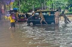 Mumbai Rain: મુંબઈમાં ભારે વરસાદથી અનેક વિસ્તાર પાણીમાં ગરકાવ, હવાઈ સેવા પ્રભાવિત 