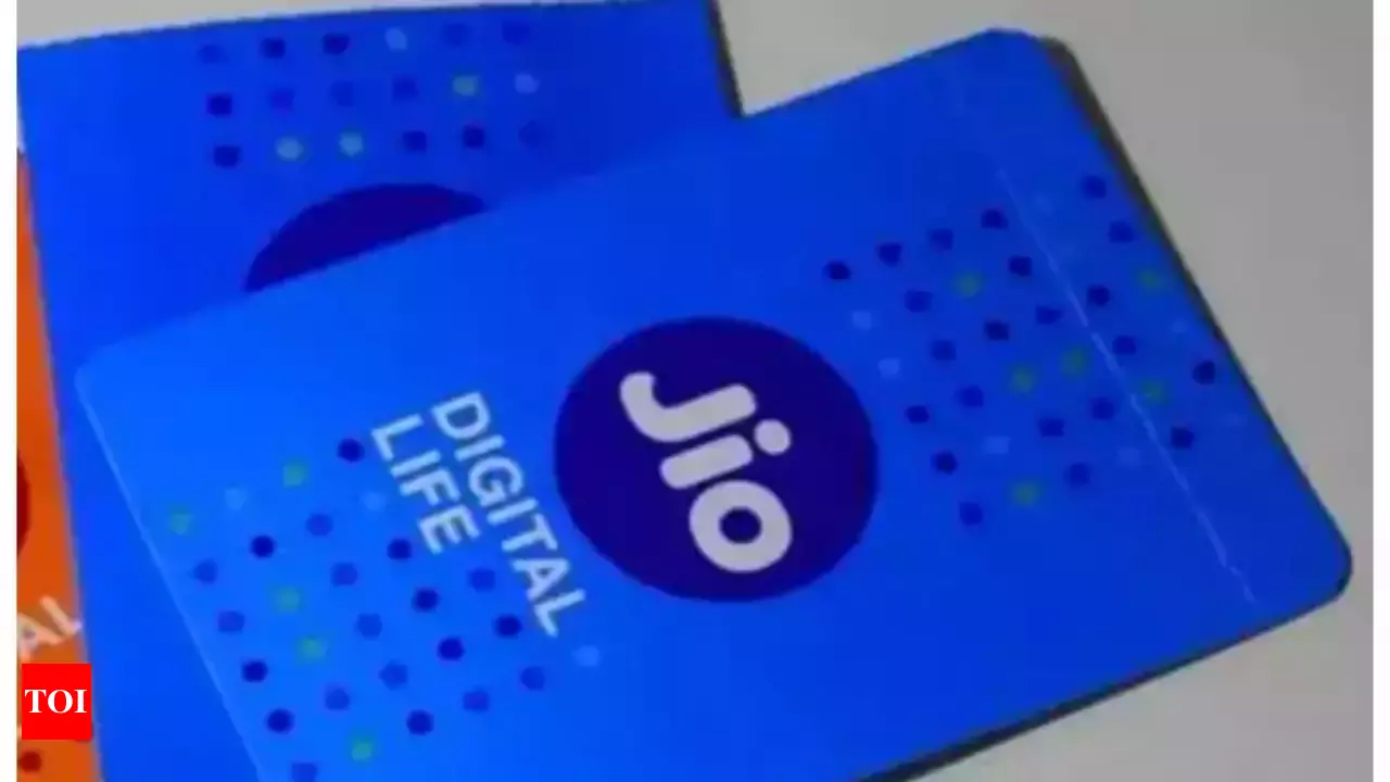Jio New Plans:  ਸੋਸ਼ਲ ਮੀਡੀਆ ਦੀ ਪਾਵਰ ਤੋਂ ਡਰਿਆ ਅੰਬਾਨੀ, ਸਸਤੇ ਕਰ ਦਿੱਤੇ ਤਿੰਨ JIO ਦੇ ਪਲਾਨ, ਚੁੱਪ ਚਪੀਤੇ ਕੀਮਤਾਂ ਕੀਤੀਆਂ ਲਾਗੂ 