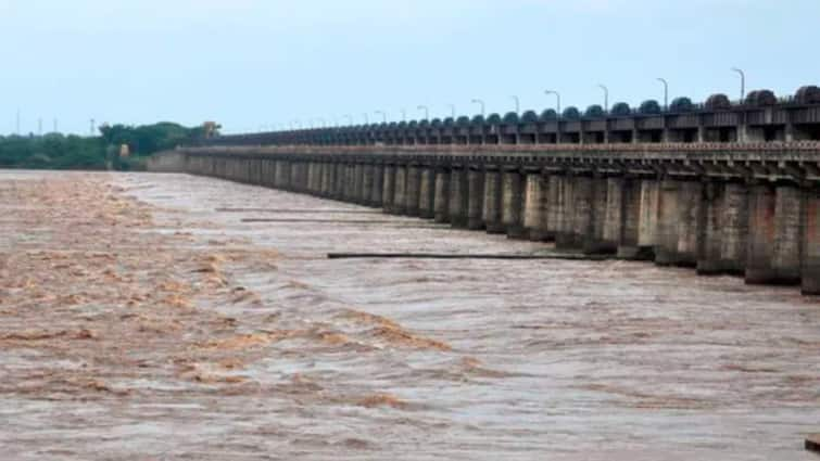 Heavy Flood Water in Godavari First Danger Alert Issued at Dhavaleswaram Godavari Flood: గోదావరి మహోగ్రరూపం- ధవళేశ్వరం వద్ద మొదటి ప్రమాద హెచ్చరిక జారీ