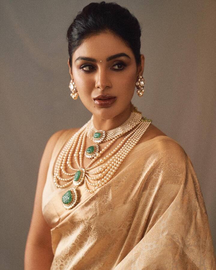 தனுஷுடன் இணைந்து நடித்து தமிழ் மற்றும் தெலுங்கு சினிமா ரசிகர்கள இடையே பெரும் கவனத்தை ஈர்த்தார்.