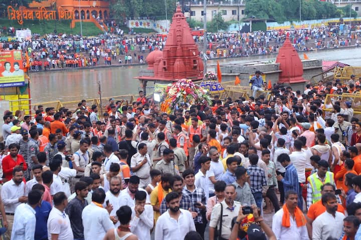 पंडित राम गुरु ने बताया कि इस बार सावन के पहले सोमवार इतनी भीड़ की अपेक्षा पंडित और पुरोहित परिवार ने नहीं की थी. इस बार रिकॉर्ड तोड़ भीड़ आई है.