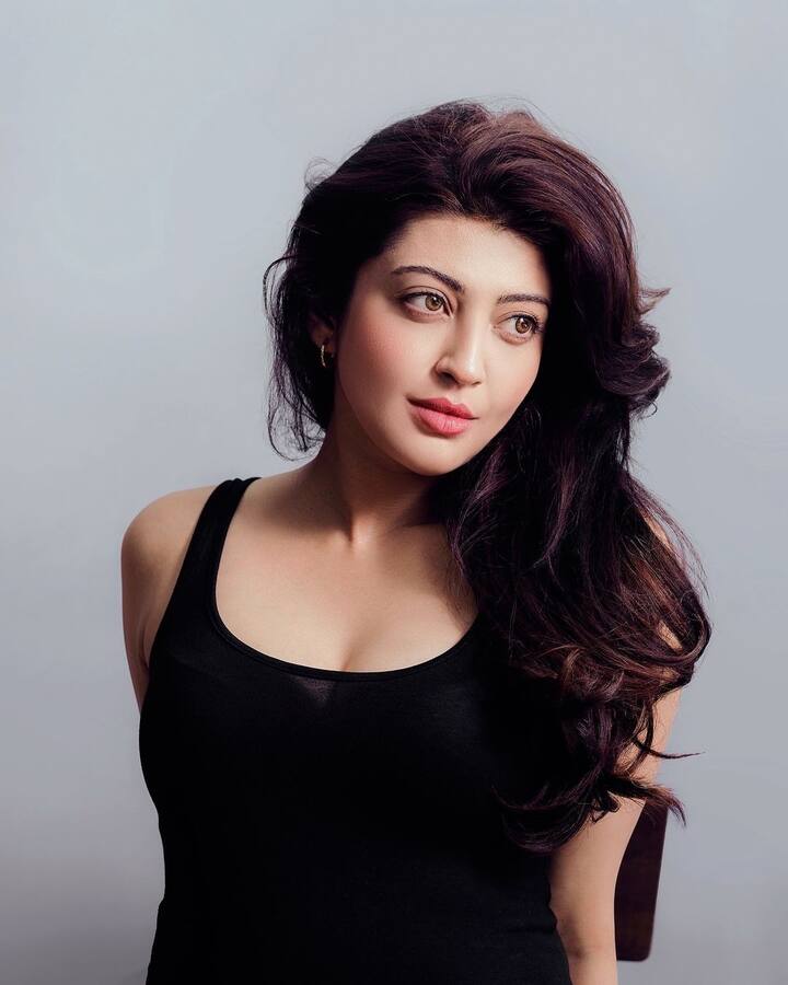Pranitha Subhash Age: ఇప్పుడు ప్రణీతా సుభాష్ వయసు 31 ఏళ్ళు. ఆవిడకు పెళ్లి కూడా అయ్యింది. అయితే... అంత వయసు ఉన్నట్టు ప్రణీతను చూస్తే అసలు అనిపించదు. అంతలా ఆవిడ గ్లామర్ మైంటైన్ చేస్తారు. (Image Courtesy: pranitha.insta / Instagram)