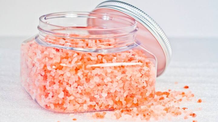 இந்துப்பு, ஆரோக்கிய நன்மைகளைக் கொண்டுள்ளதாக கூறப்படுகிறது. சல்ஃபர் செரிமானத்திற்கு உதவுவதாகவும், சரும ஆரோக்கியத்தை மேம்படுத்துவதாகவும், வீக்கத்தை போக்குவதாகவும் நம்பப்படுகிறது. இருப்பினும், மற்ற உப்பைப் போலவே, இந்துப்பை மிதமாகப் பயன்படுத்துவது அவசியம்.