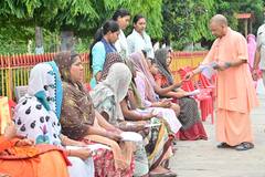 सावन के पहले सोमवार को गोरखनाथ मंदिर में लगा जनता दरबार, CM योगी ने लोगों की सुनी समस्याएं