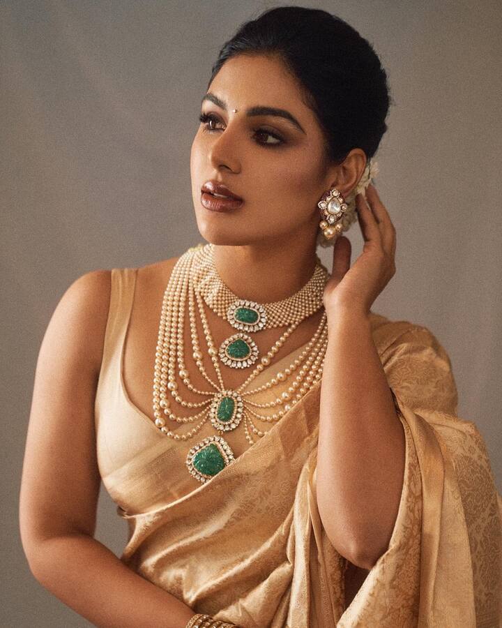 தற்போது அழகிய சேலை அணிந்து அதற்கு ஏற்ற ஆபரணங்களை அணிந்து சிலை போல் தோன்றுகிறார் சம்யுக்தா