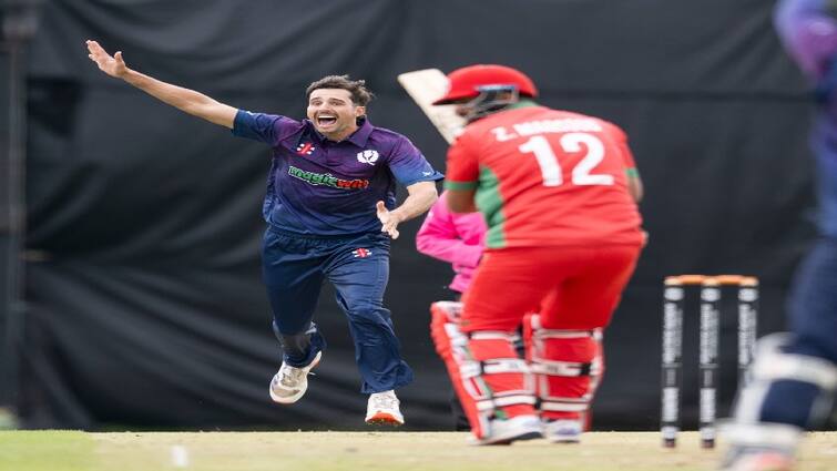 Scotland vs Oman Charlie Cassel's sensational 7 for on debut and breaks 9 year old record Cricket Record: તૂટી ગયો 9 વર્ષ જૂનો રેકોર્ડ, ડેબ્યૂ મેચમાં લીધી સૌથી વધુ વિકેટ; સ્કોટલેન્ડના ખેલાડીએ મચાવી સનસની