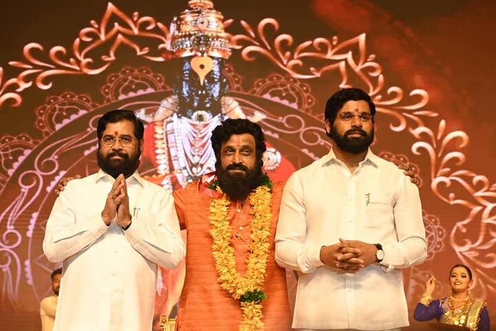 धर्मवीर-2 या सिनेमाच्या ट्रेलरमध्ये काही संवादांनी विशेष लक्ष वेधून घेतलं आहे. एकनाथ शिंदे यांच्या बंडाच कारण,आनंद दिघे यांचा मृत्यू कसा झाला असे अनेक प्रश्न उपस्थित करणारे संवाद यामध्ये आहेत.