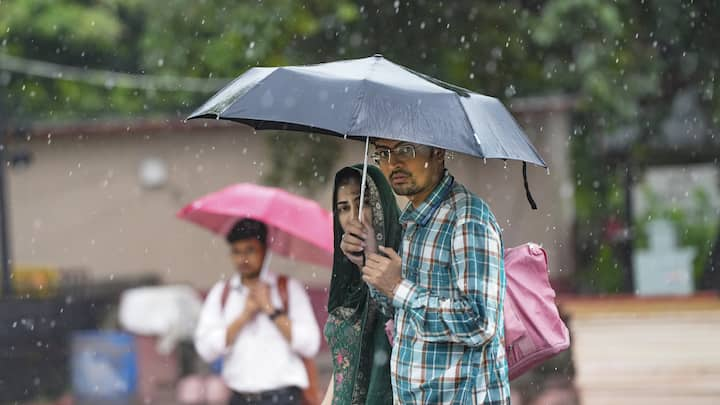 Bihar Weather Today: राज्य के तापमान में कोई विशेष परिवर्तन नहीं दिख रहा है. हल्की वर्षा हुई है लेकिन लगभग सभी जिलों में उमस भरी गर्मी बरकरार है. जानें क्या कहता है मौसम विभाग.