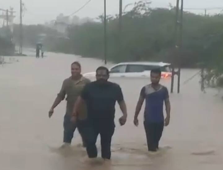 દેવભૂમિ દ્વારકા જિલ્લામાં 19 જ્યારે જામનગર જિલ્લામાં 12 રસ્તાઓ વાહન વ્યવહાર માટે બંધ છે.