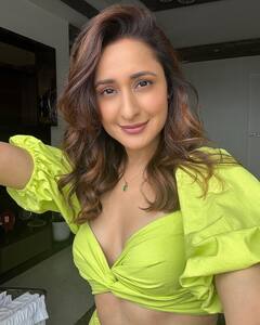 Pragya Jaiswal: ప్రగ్యా జైస్వాల్... నీ నవ్వు చూడాలా, నవ్వుతో పాటు అందం చూడాలా - కొంచెం చెప్పమ్మా!?