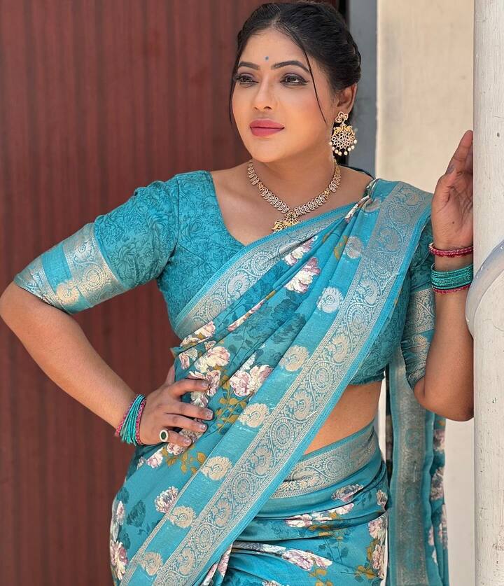 தெலுங்கு பட தயாரிப்பாளரின் மகளான ரேஷ்மா, வெளிநாட்டில் படிப்பை முடித்துவிட்டு சில காலம் விமான பணிப்பெண்ணாக பணிபுரிந்தார்.