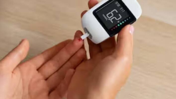 જો તમને પણ સતત તરસ લાગે છે તો પુષ્કળ પાણી પીઓ. તેનાથી તમારા બ્લડમાં શુગર લેવલ કંટ્રોલમાં રહે છે.જો તમને જમ્યા પછી પણ તરત જ ભૂખ લાગે છે તો તે ડાયાબિટીસનું ગંભીર લક્ષણ હોઈ શકે છે. તેથી જો તમારી સાથે આવું થાય તો તમારે તેને સમયસર નિયંત્રિત કરવું જોઈએ.