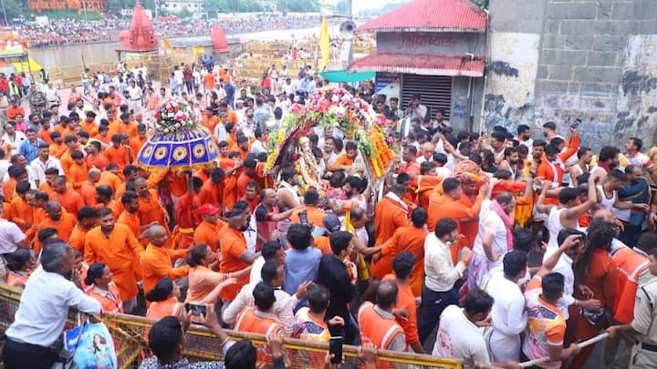 MAHAKAL SAWARI ROUTE: भगवान महाकाल की पहली सवारी में श्रद्धालुओं की उमड़ी भीड़ देखकर बीजेपी के नेताओं ने सवारी मार्ग के चौड़ीकरण का प्रस्ताव सीएम मोहन यादव के सामने रखने की बात कही हैं.