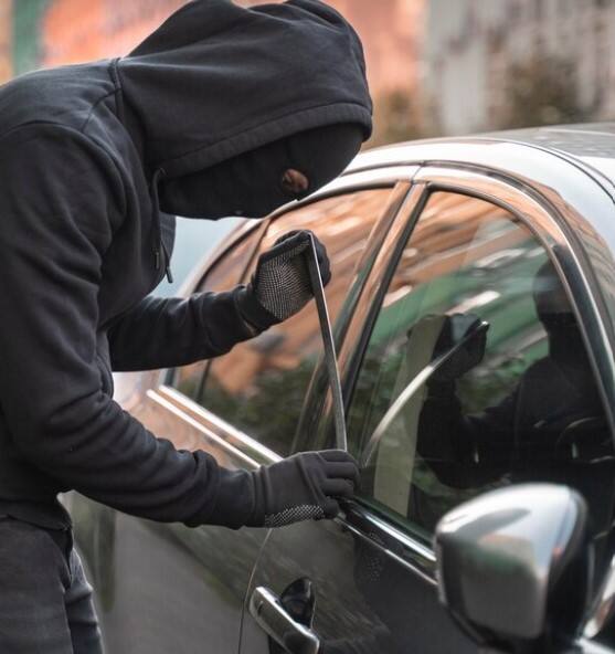 ਜਦੋਂ ਤੁਸੀਂ ਕਾਰ ਦੀ ਸੈਂਟਰਲ ਲਾਕਿੰਗ ਨੂੰ ਚਾਲੂ ਕਰਦੇ ਹੋ, ਤਾਂ ਸਾਰੇ ਦਰਵਾਜ਼ੇ ਤਾਲੇ ਹੋ ਜਾਣਗੇ, ਪਰ ਜਿਸ ਦਰਵਾਜ਼ੇ ਵਿੱਚ ਸਿੱਕਾ ਫਸਿਆ ਹੋਇਆ ਸੀ ਉਹ ਬੰਦ ਨਹੀਂ ਹੋਵੇਗਾ। ਅਜਿਹੇ 'ਚ ਜਦੋਂ ਤੁਸੀਂ ਆਪਣੀ ਕਾਰ 'ਚੋਂ ਨਿਕਲਦੇ ਹੋ ਤਾਂ ਚੋਰੀ ਦੇ ਇਰਾਦੇ ਨਾਲ ਬੈਠੇ ਚੋਰ ਕਾਰ ਦਾ ਦਰਵਾਜ਼ਾ ਖੋਲ੍ਹ ਕੇ ਅੰਦਰ ਦਾਖਲ ਹੋ ਸਕਦੇ ਹਨ।