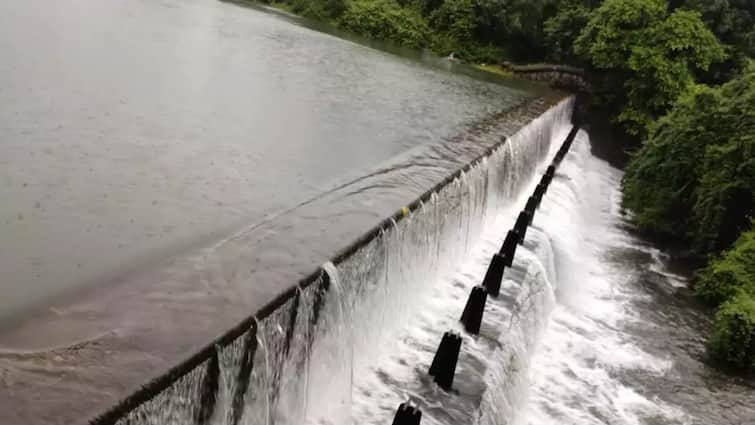 Mumbai Heavy rain lakes water level increases bmc BMC may cancel 10 percent water cut Mumbai Rains: मुंबईकरांसाठी आनंदाची बातमी! 7 तलावांमध्ये 200 दिवस पुरेल इतकं पाणी जमलं, 10 टक्के पाणीकपात रद्द होण्याची शक्यता