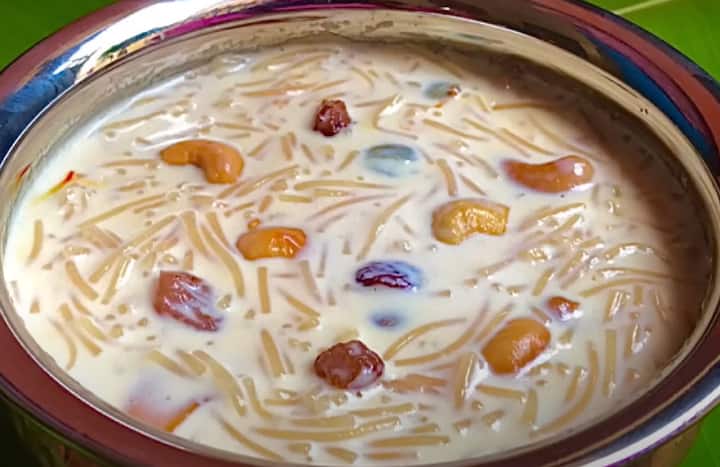 தேவையான பொருட்கள் : அரைத்த மாம்பழ விழுது - 250 மி.லி, பால் - 1 லிட்டர், வேகவைத்த ஜவ்வரிசி - 1/4 கப், சர்க்கரை - 1/2 கப், ஏலக்காய் தூள் - 1 தேக்கரண்டி, சேமியா - 1/2 கப், முந்திரி பருப்பு, குங்குமப்பூ, காய்ந்த திராட்சை, நெய்.