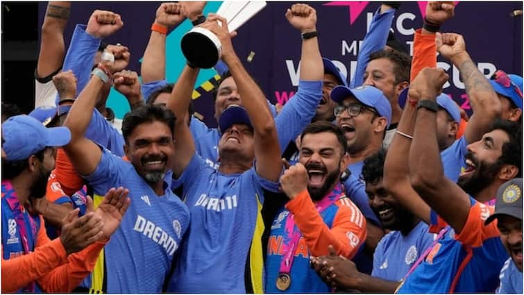 On team India T20 World Cup celebrations Ashwin said rahul Dravid was screaming and crying T20 World Cup: 'राहुल द्रविड़ चीख और रो रहे थे...', भारत के टी20 वर्ल्ड कप जीतने पर कुछ ऐसा था नजारा