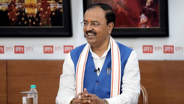 हाल ही में हुई भाजपा की यूपी कार्यसमिति की बैठक में, जो कुछ दिखा उसका सार कमोबेश यही है कि पार्टी में सब ठीक तो नहीं चल रहा है. इस बीच केशव प्रसाद मौर्य भी चर्चा में हैं. अब केशव प्रसाद मौर्य के लेटर हेड की एक चिट्ठी काफी वायरल हो रही है. चलिए बताते हैं कि क्या है उसमें.