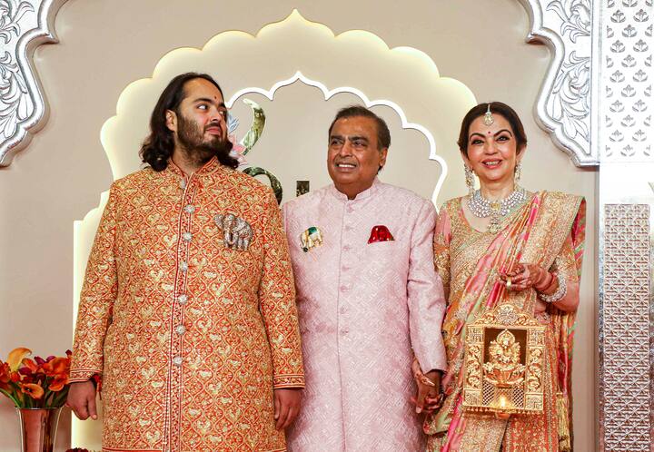 इसके अलावा अपनी शादी में अनंत अंबानी ने रेड कलर की शेरवानी के साथ