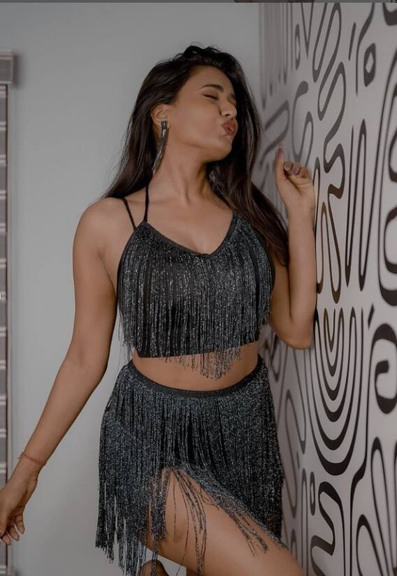 બ્લેક શૉર્ટ્સમાં ગરીમા ચૌરસિયાનો ગ્લેમરસ અવતાર