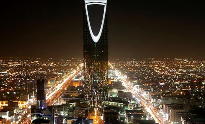 Saudi Arabia: People do not have to pay income tax in Saudi Arabia either. Direct tax has been abolished here. This means that people in this country also do not have to spend even a single part of their income as tax.